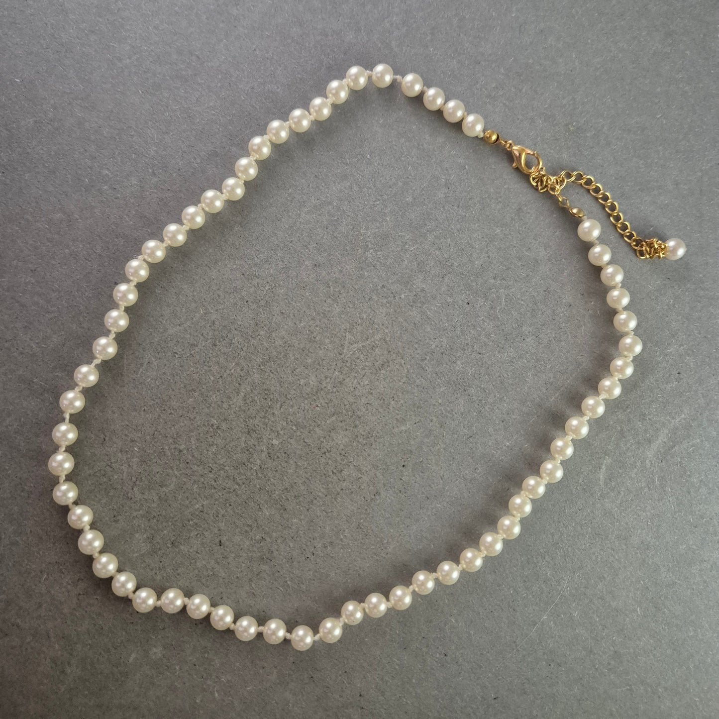 Elegante Perlen Halskette – Klassisches Design mit goldfarbenem Verschluss