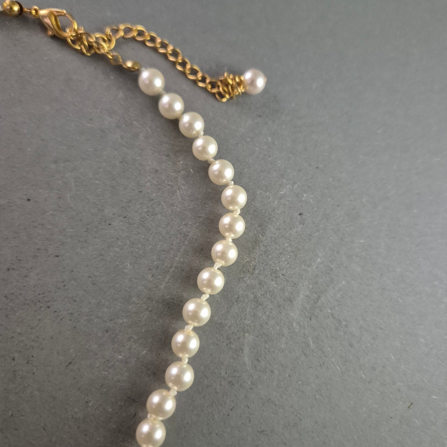 Elegante Perlen Halskette – Klassisches Design mit goldfarbenem Verschluss