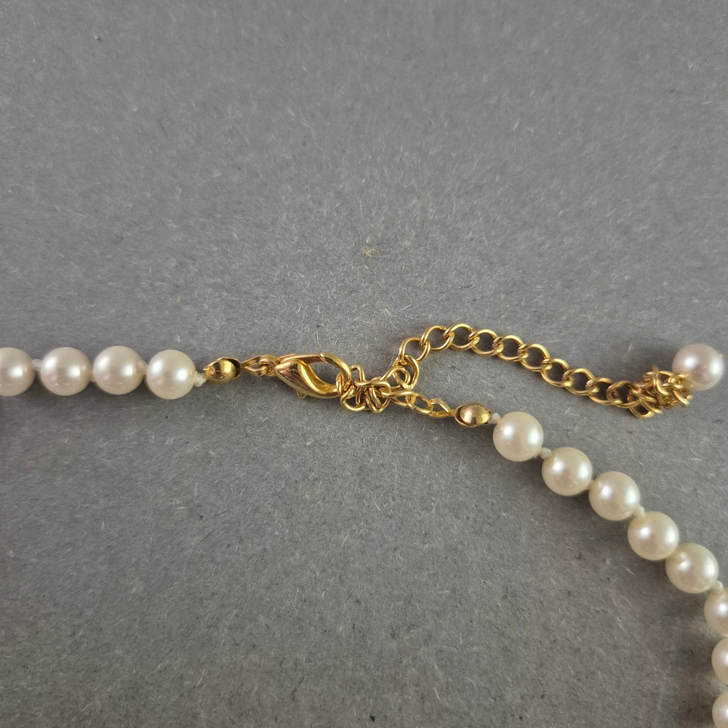 Elegante Perlen Halskette – Klassisches Design mit goldfarbenem Verschluss