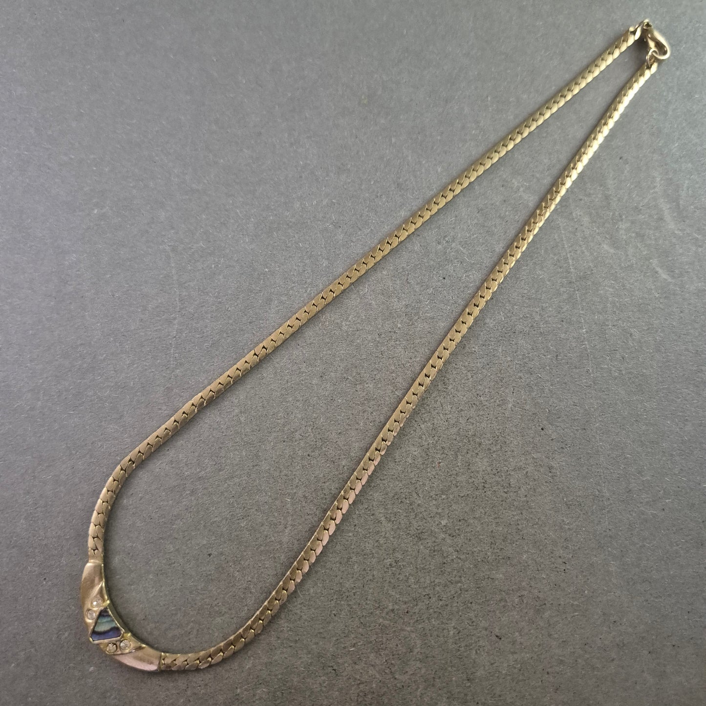 Vergoldete Halskette mit Intarsien-Element – Edles Design in Goldoptik