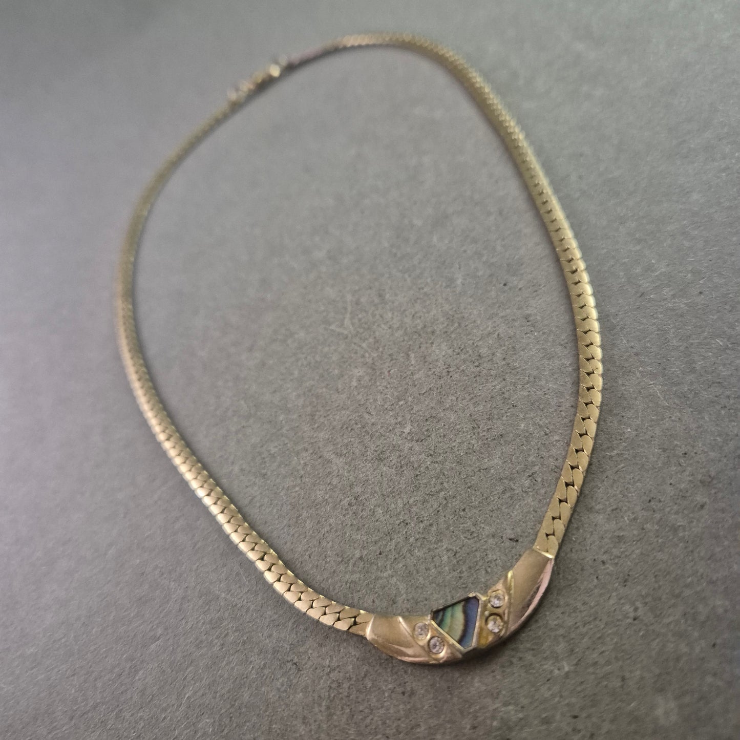 Vergoldete Halskette mit Intarsien-Element – Edles Design in Goldoptik