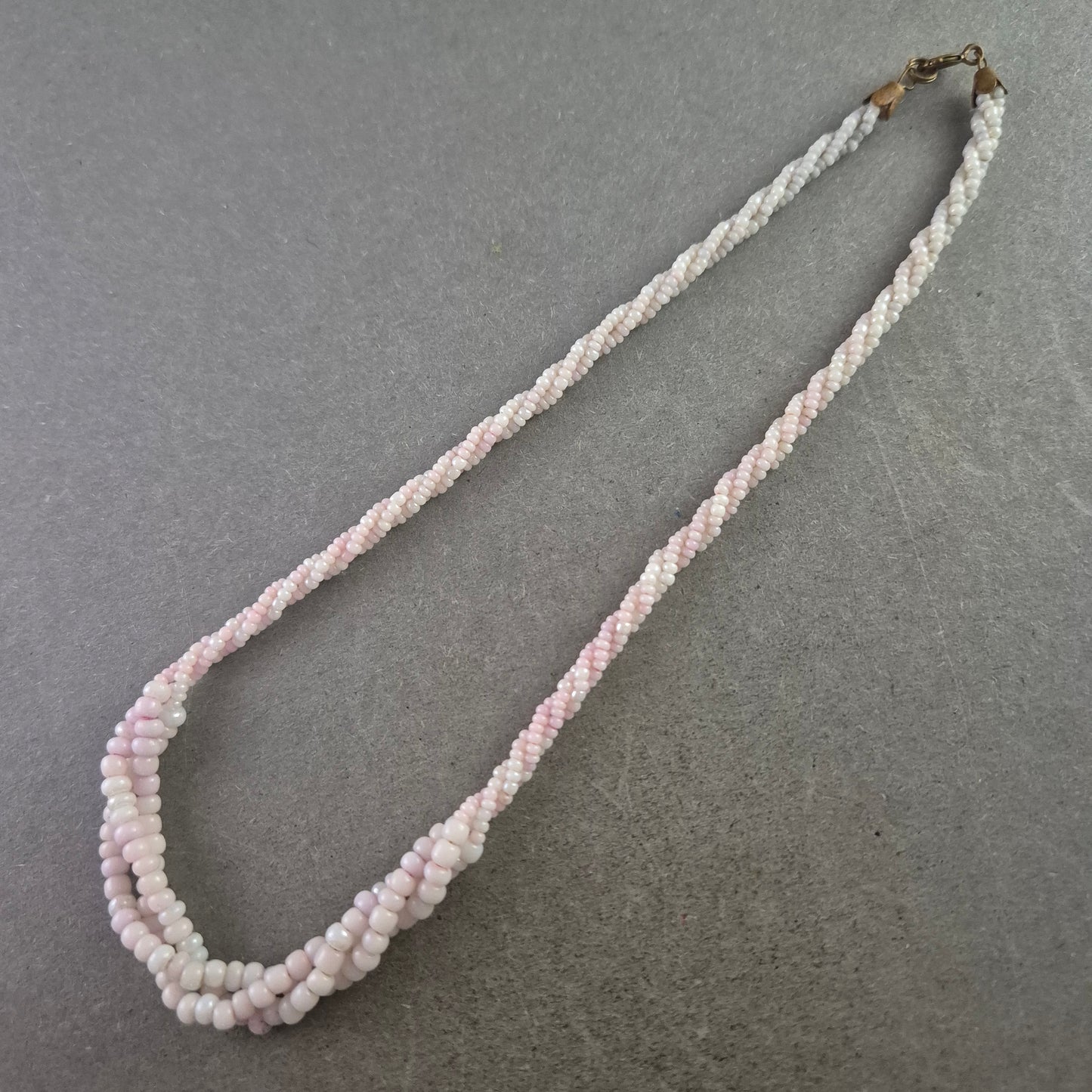 Geflochtene rosa Glasperlen Halskette – Verspielter Look in Pastell