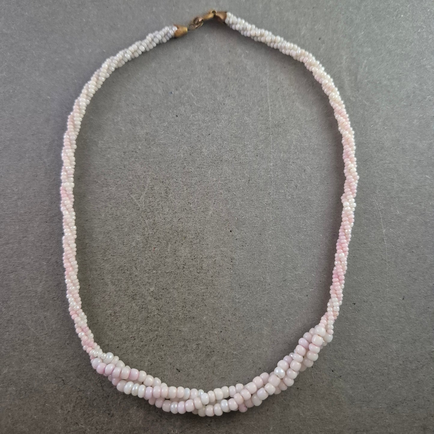 Geflochtene rosa Glasperlen Halskette – Verspielter Look in Pastell