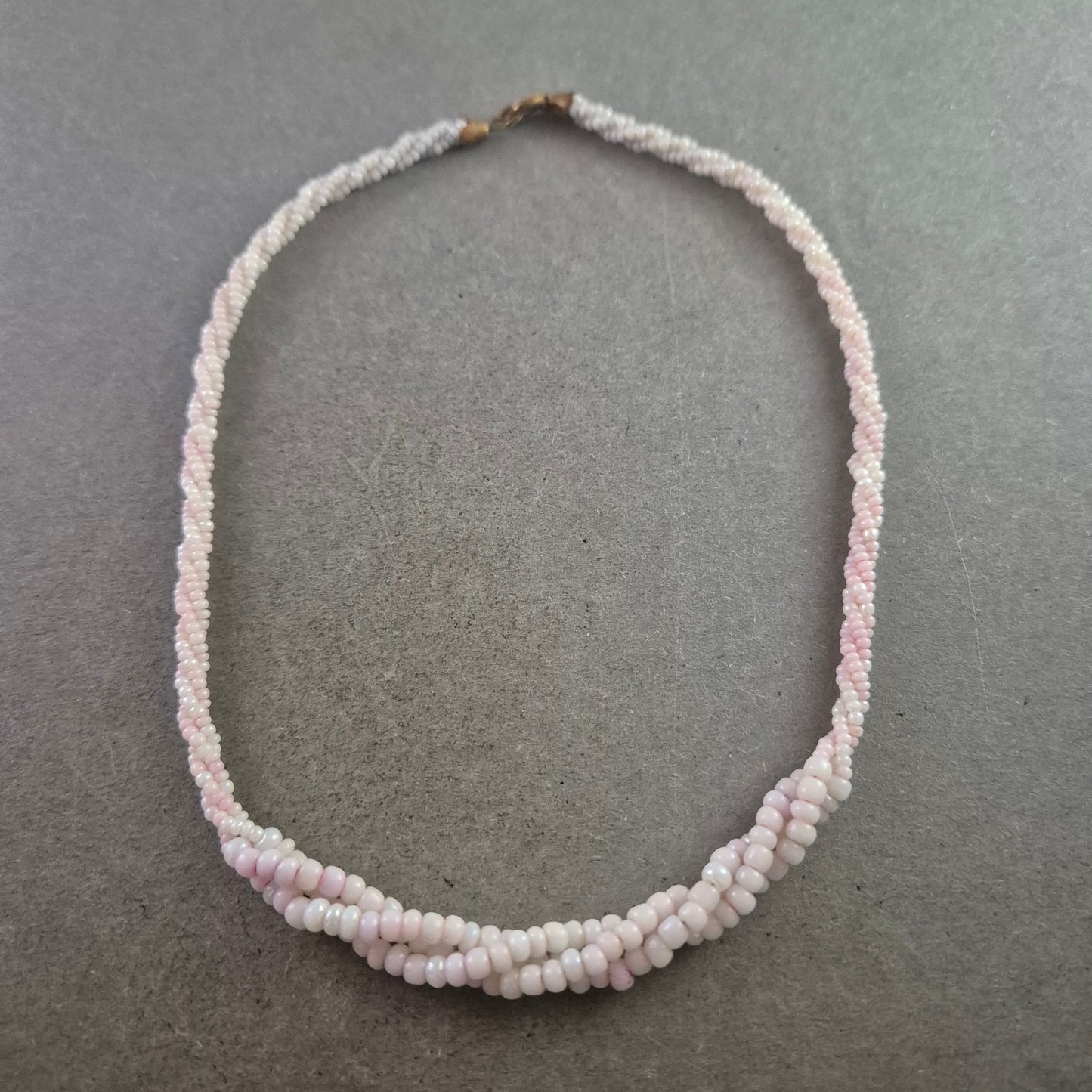 Geflochtene rosa Glasperlen Halskette – Verspielter Look in Pastell