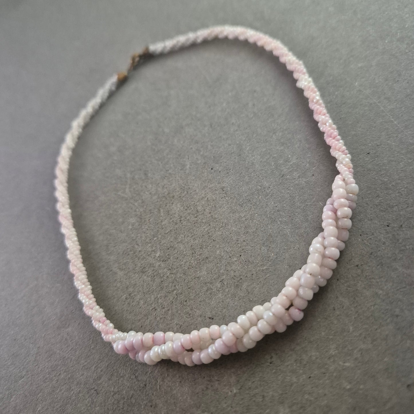 Geflochtene rosa Glasperlen Halskette – Verspielter Look in Pastell