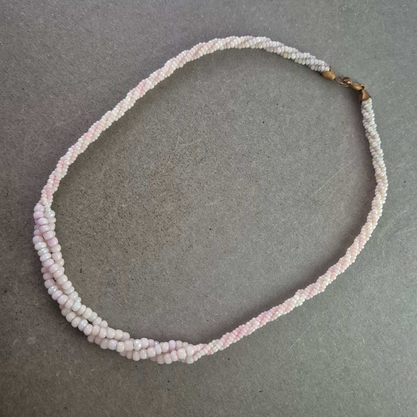 Geflochtene rosa Glasperlen Halskette – Verspielter Look in Pastell