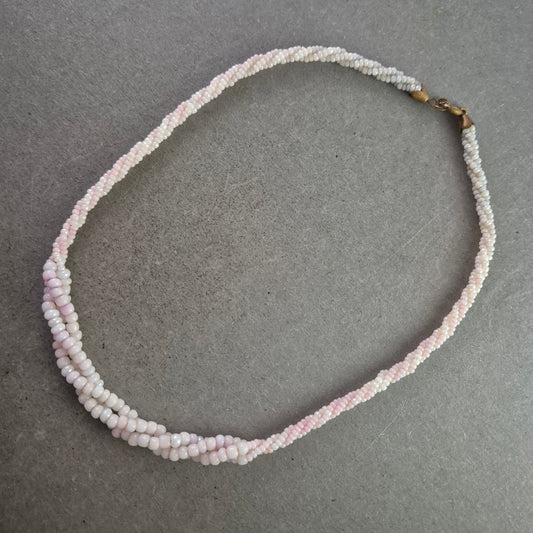 Geflochtene rosa Glasperlen Halskette – Verspielter Look in Pastell