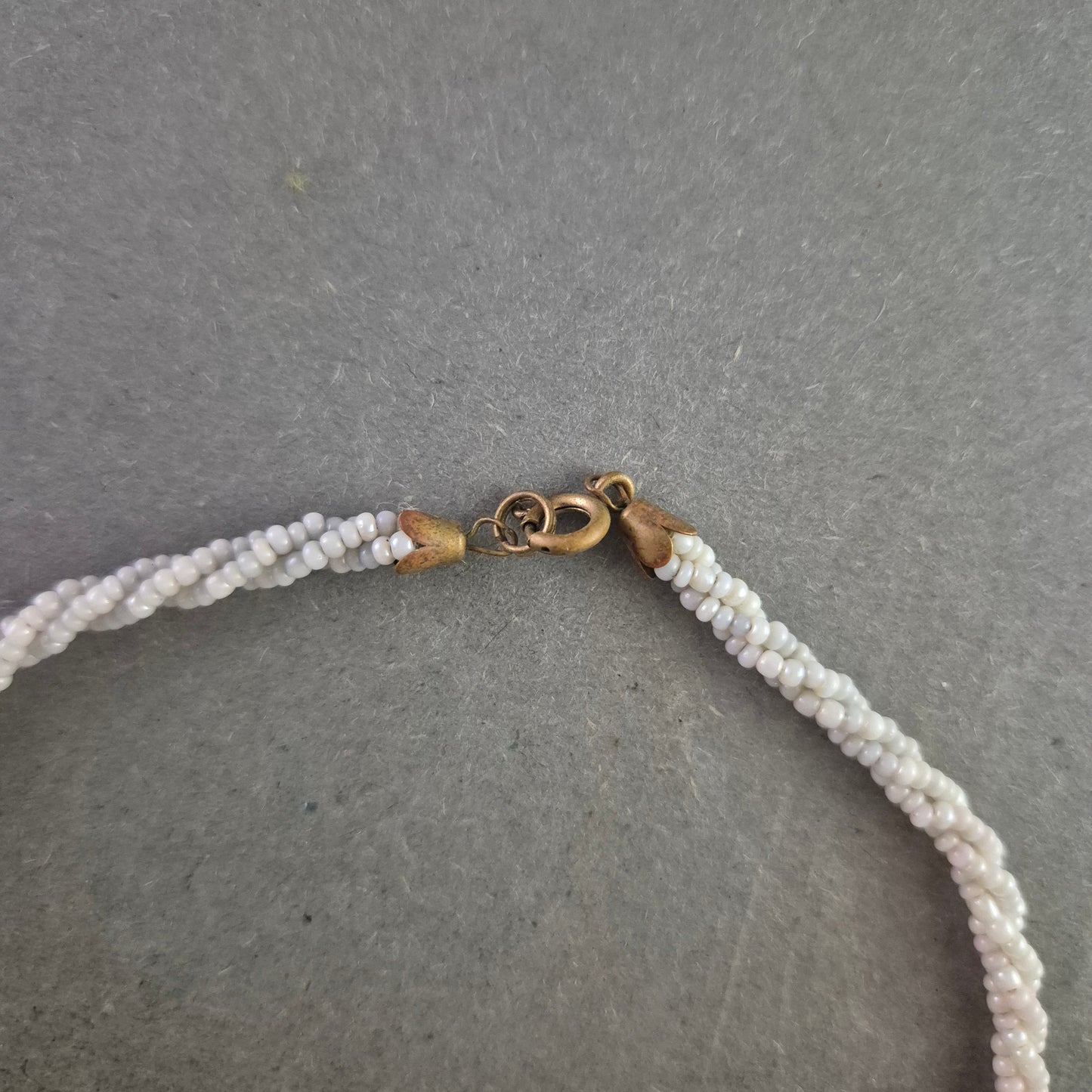 Geflochtene rosa Glasperlen Halskette – Verspielter Look in Pastell