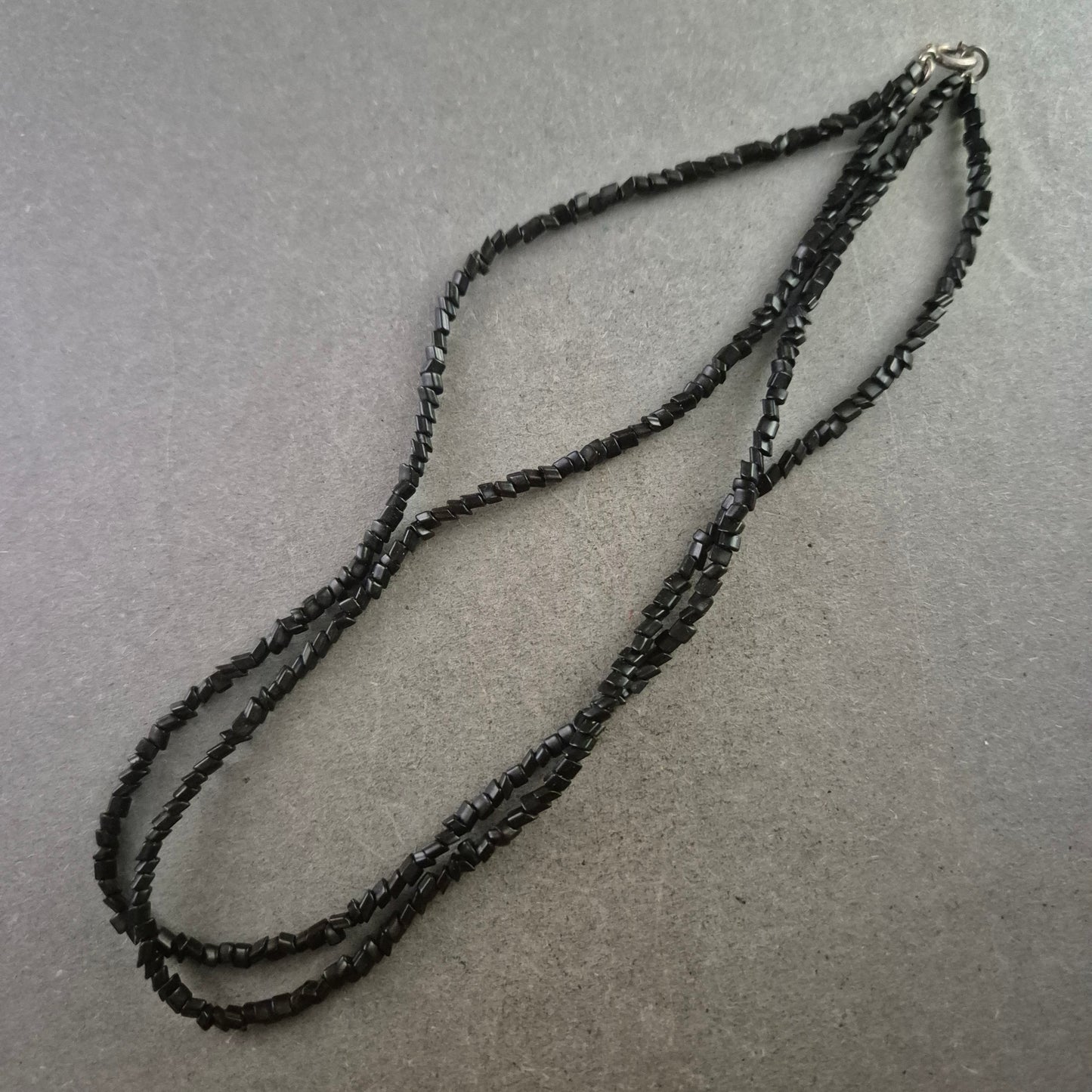 Schwarze Hämatit Halskette – Zweireihiger Look mit edlem Glanz