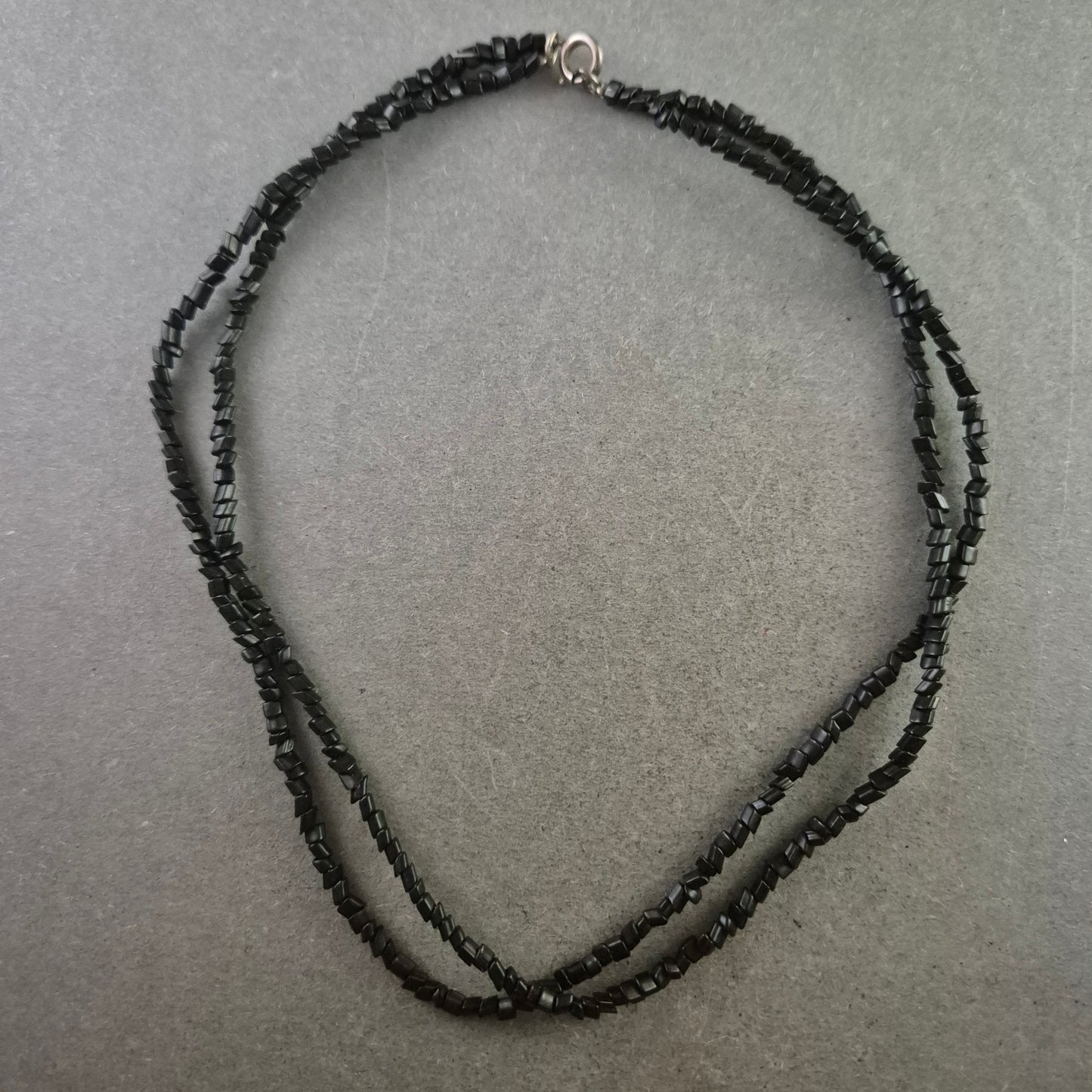 Schwarze Hämatit Halskette – Zweireihiger Look mit edlem Glanz