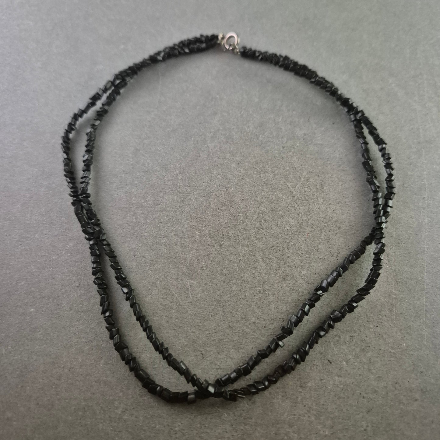 Schwarze Hämatit Halskette – Zweireihiger Look mit edlem Glanz
