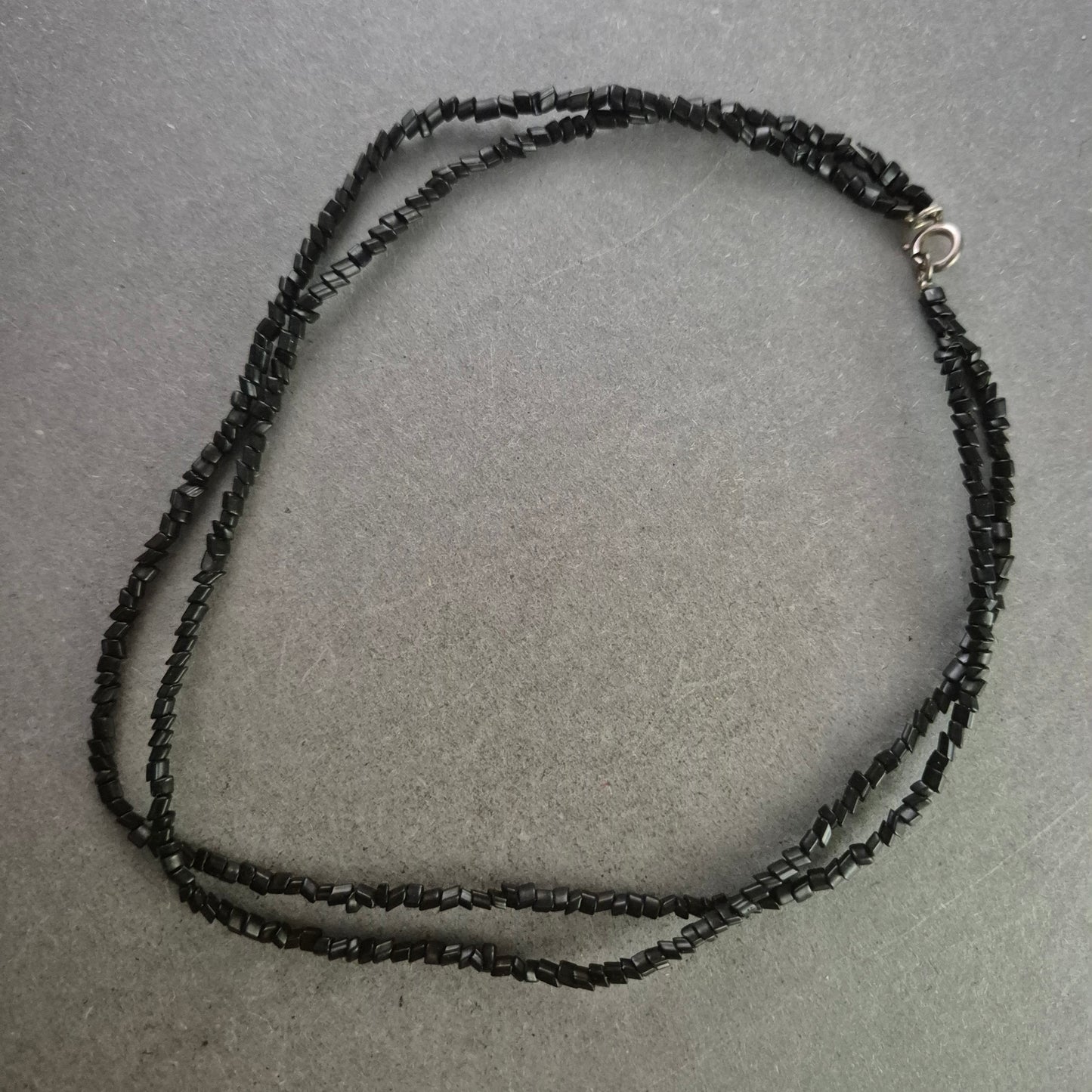 Schwarze Hämatit Halskette – Zweireihiger Look mit edlem Glanz