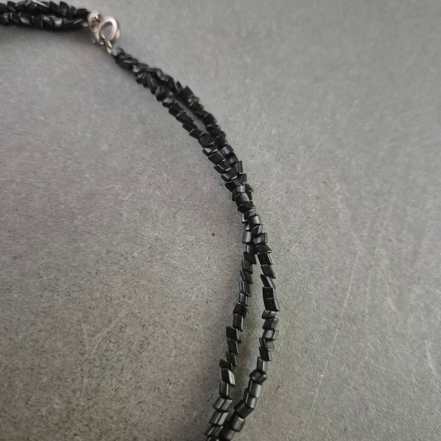 Schwarze Hämatit Halskette – Zweireihiger Look mit edlem Glanz