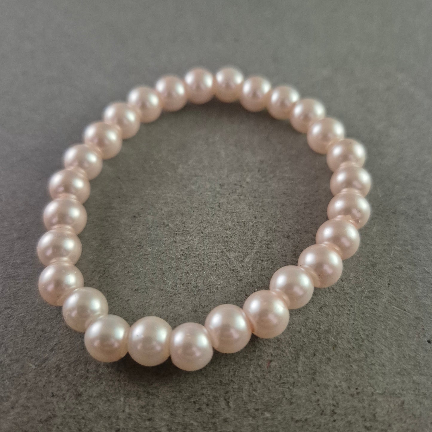 Elastisches Perlen Armband – Klassisch & Elegant in zartem Rosé