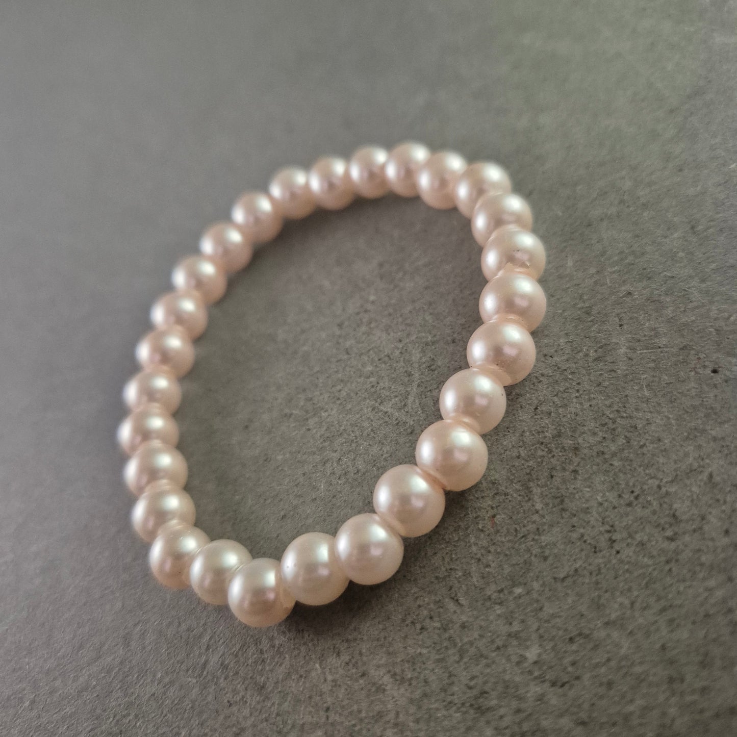 Elastisches Perlen Armband – Klassisch & Elegant in zartem Rosé