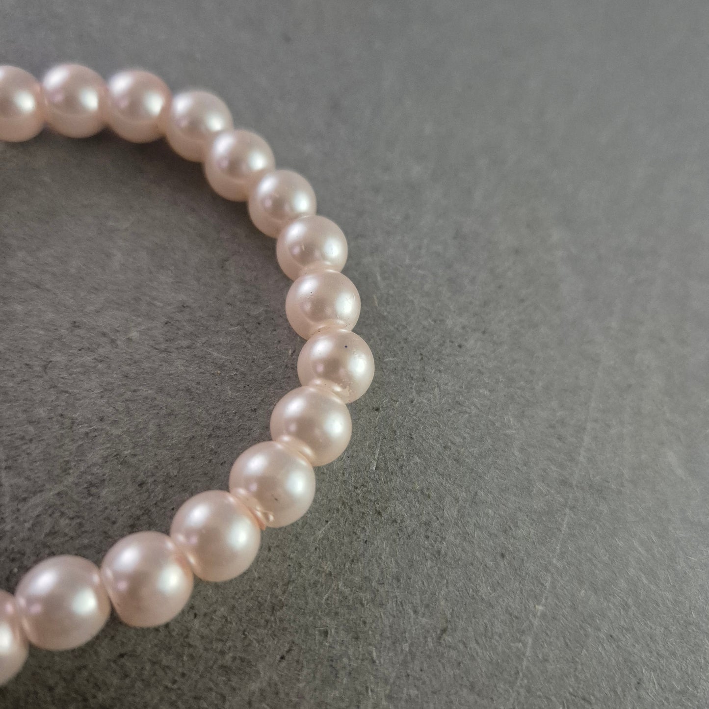 Elastisches Perlen Armband – Klassisch & Elegant in zartem Rosé