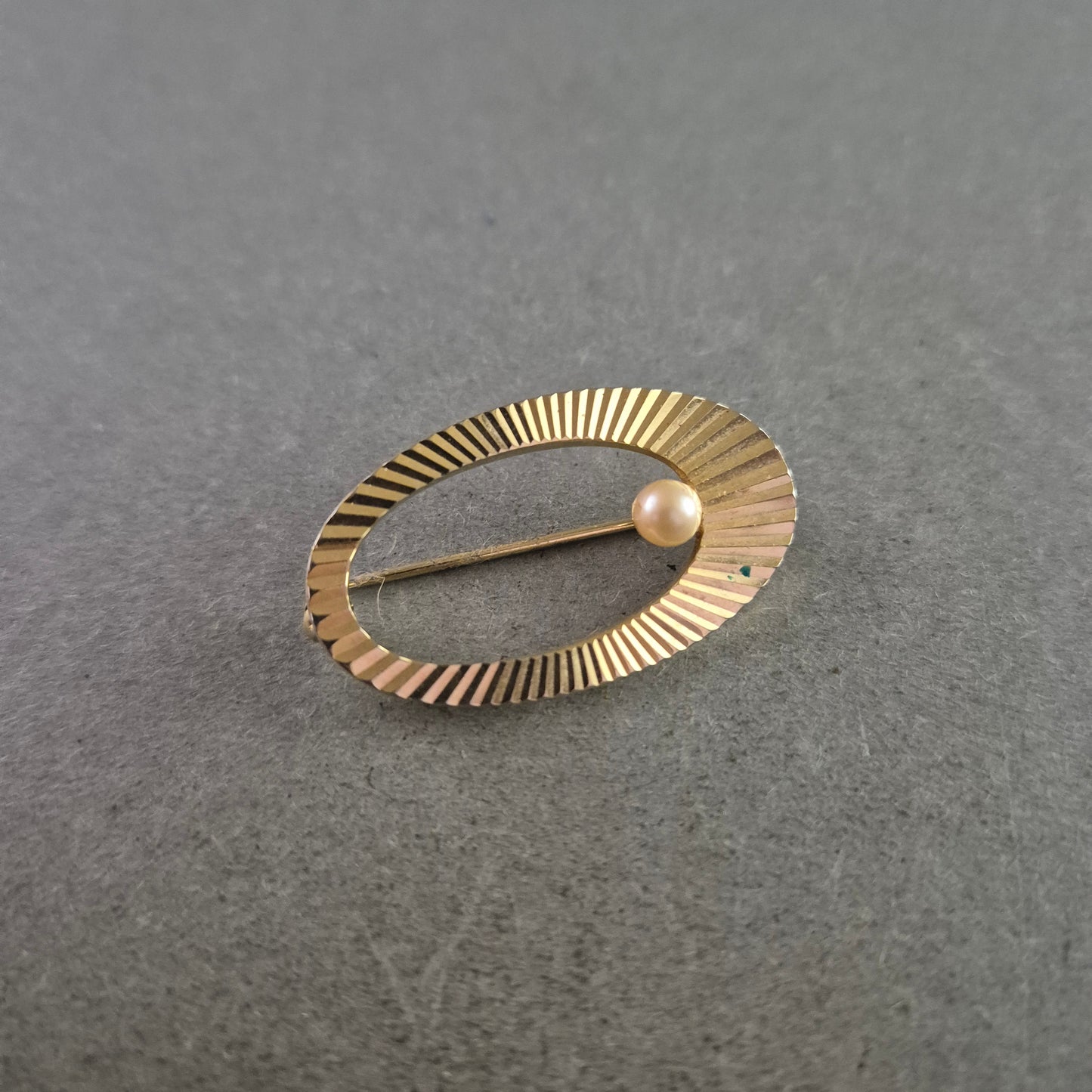 Elegante Vintage Brosche in Goldoptik mit Zierperle – Ovales Design