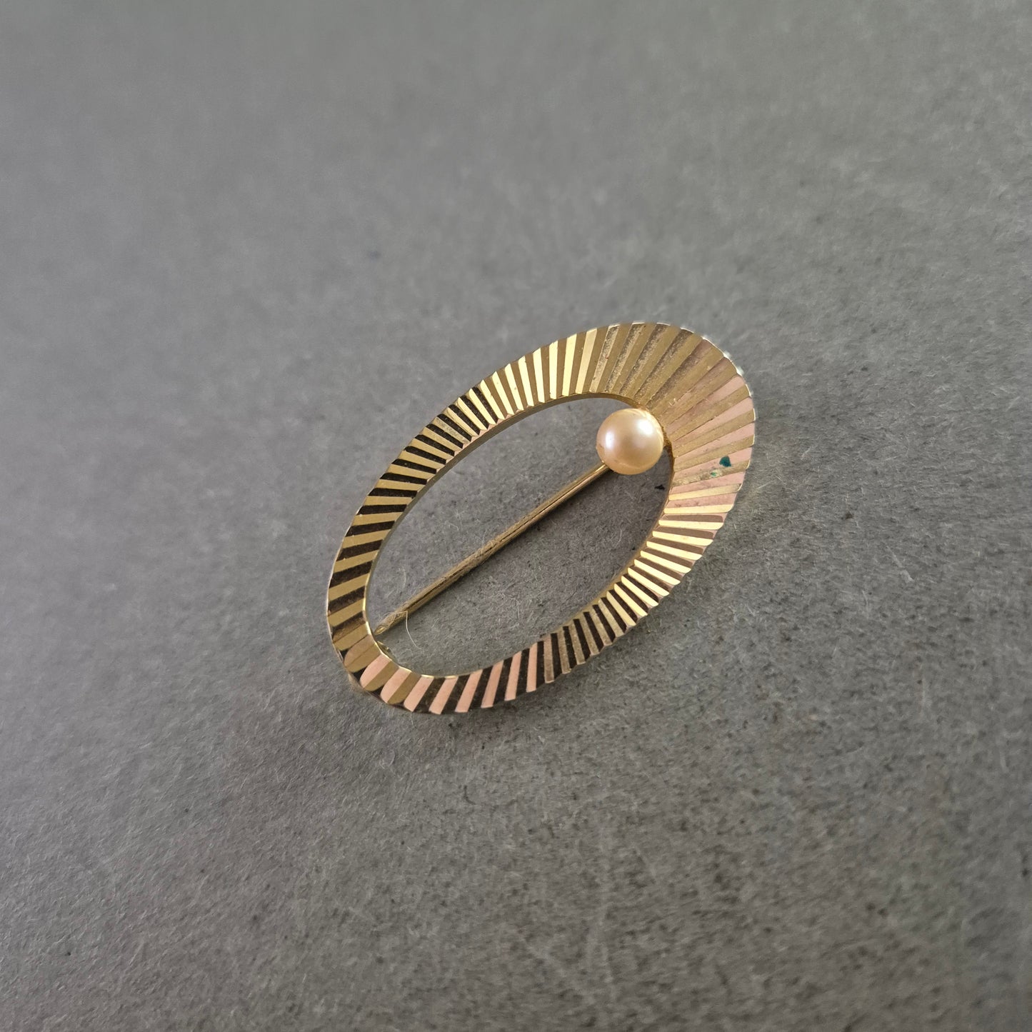 Elegante Vintage Brosche in Goldoptik mit Zierperle – Ovales Design