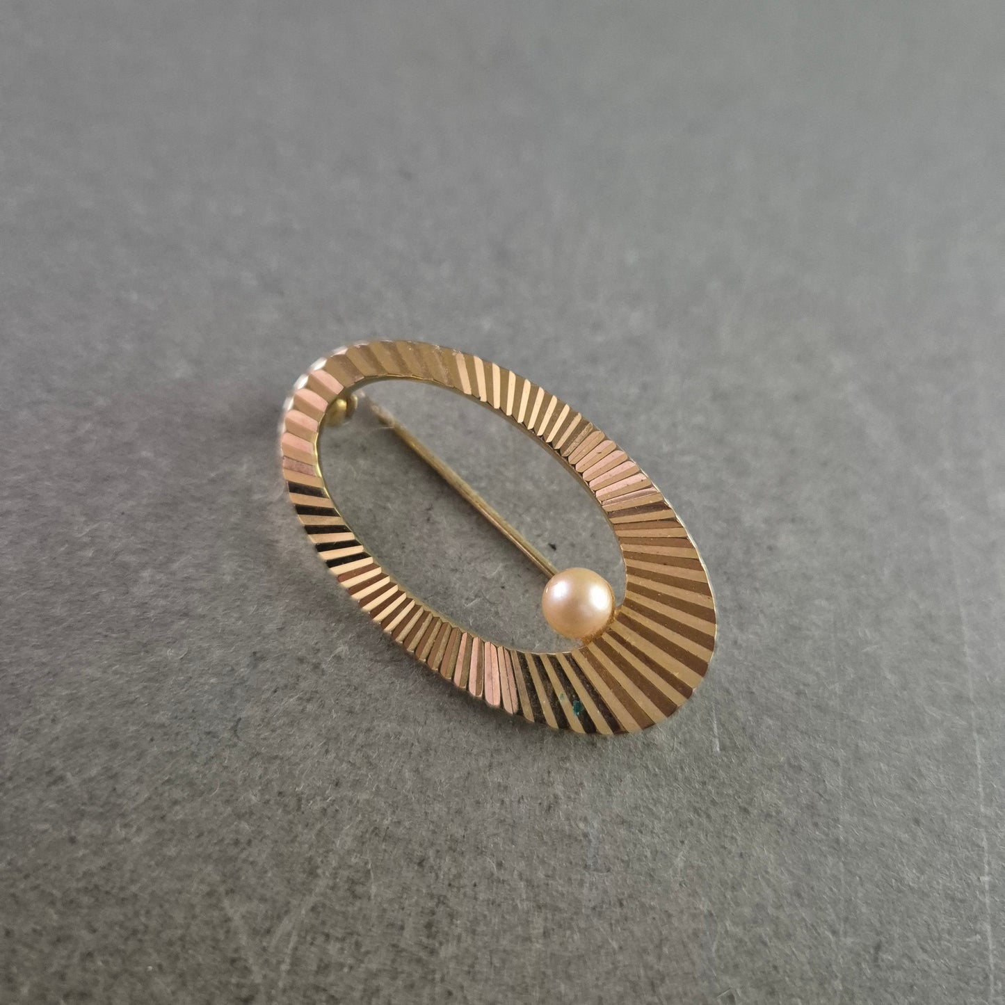 Elegante Vintage Brosche in Goldoptik mit Zierperle – Ovales Design