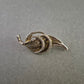 Vintage Brosche in Blattform – Filigranes Design mit Struktur