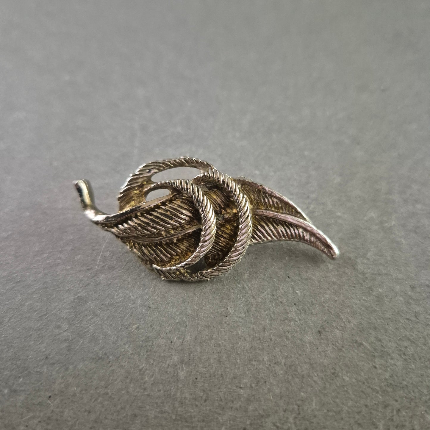 Vintage Brosche in Blattform – Filigranes Design mit Struktur