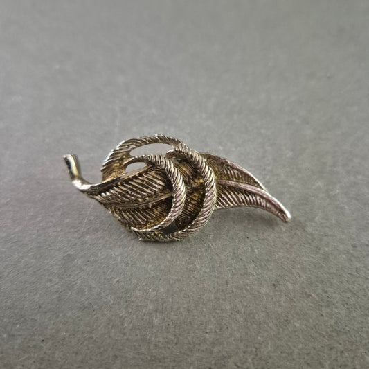 Vintage Brosche in Blattform – Filigranes Design mit Struktur