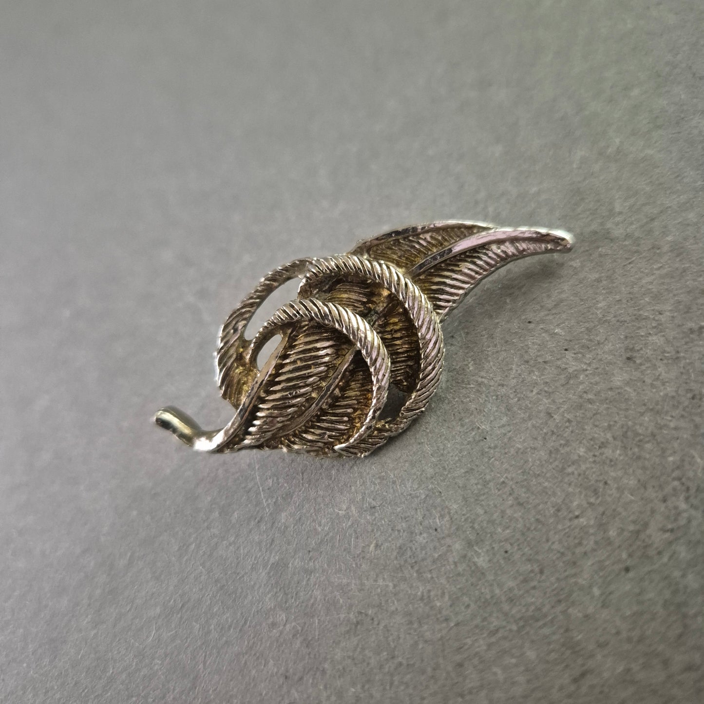 Vintage Brosche in Blattform – Filigranes Design mit Struktur