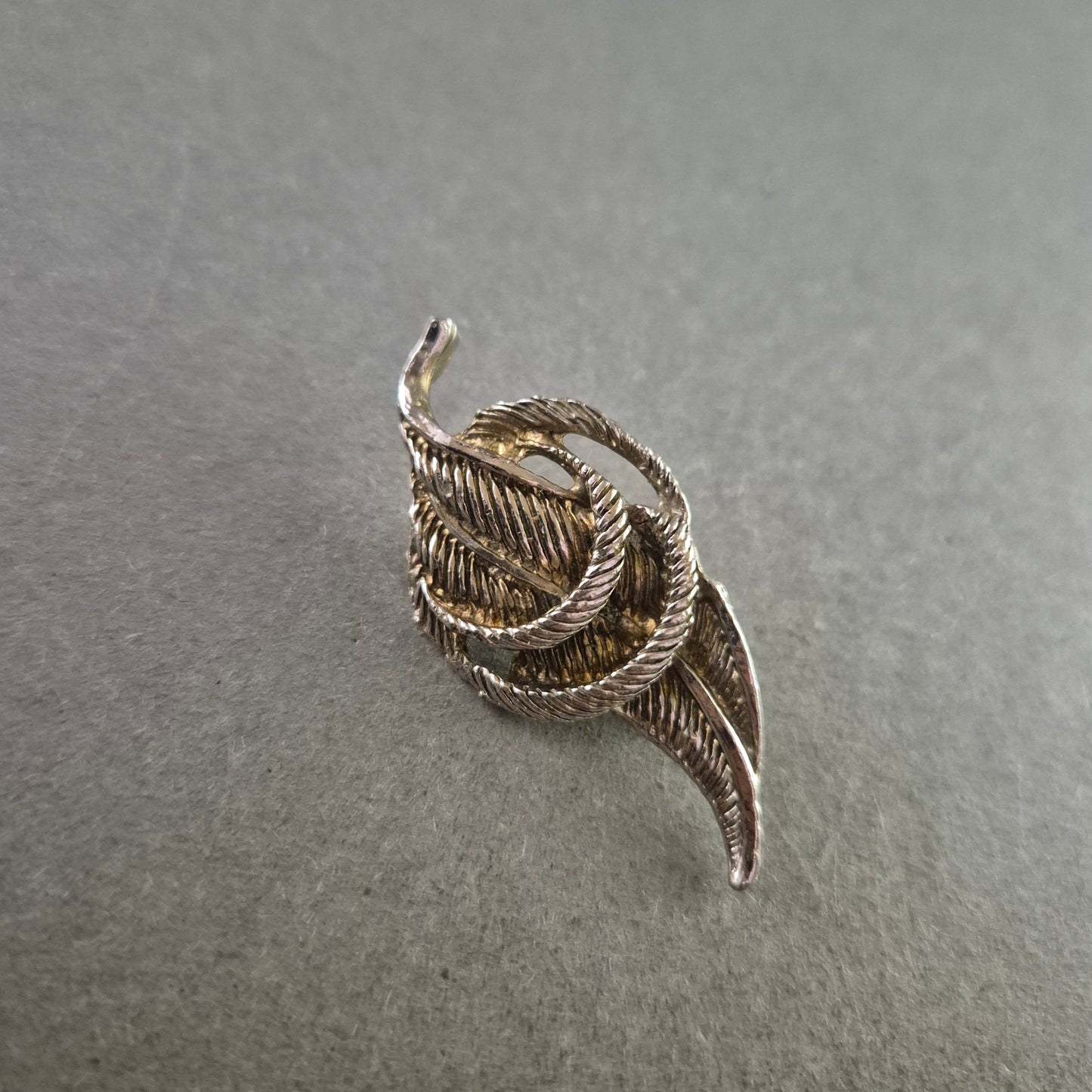 Vintage Brosche in Blattform – Filigranes Design mit Struktur