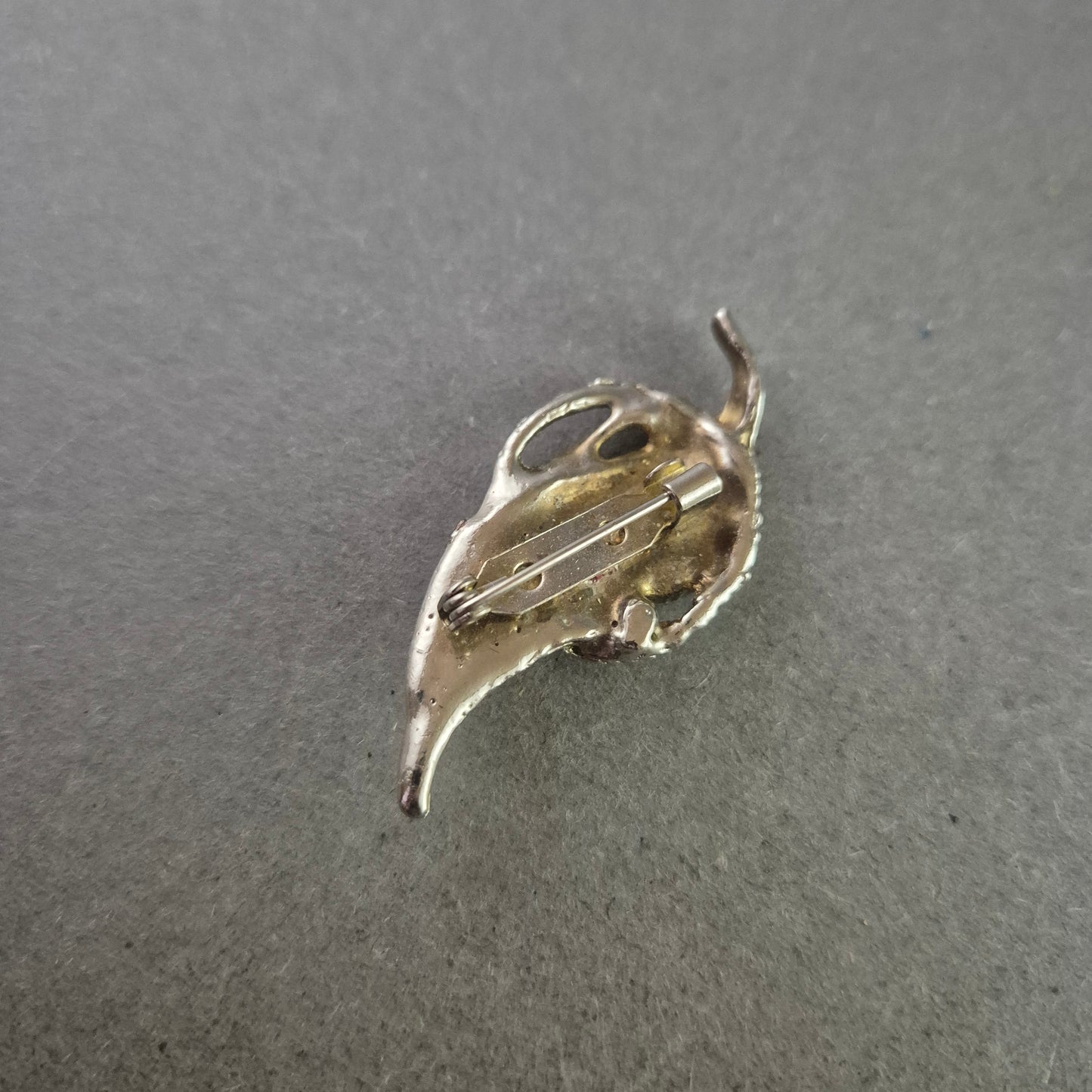 Vintage Brosche in Blattform – Filigranes Design mit Struktur