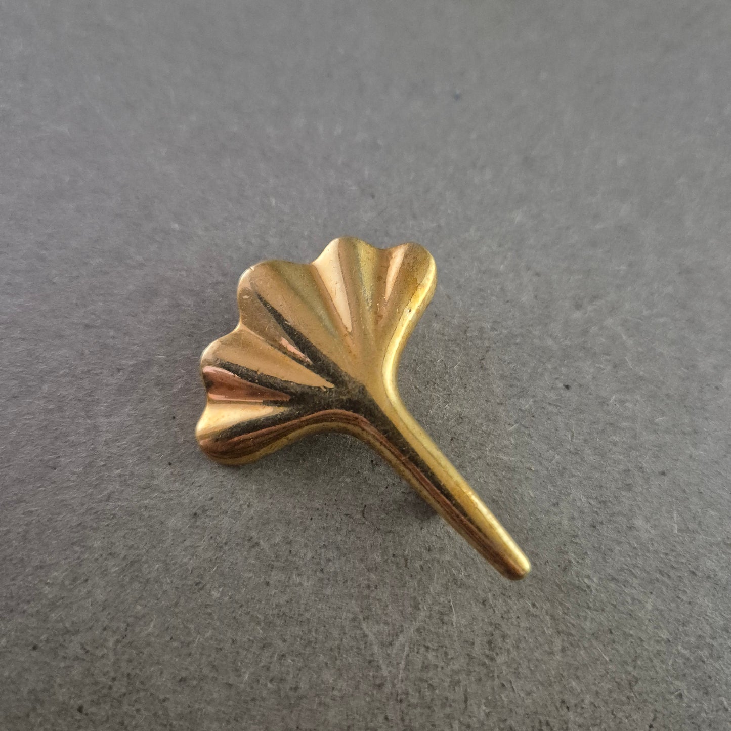 Vergoldete Ginkgo Brosche – Symbolischer Schmuck mit Naturmotiv