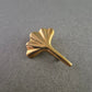 Vergoldete Ginkgo Brosche – Symbolischer Schmuck mit Naturmotiv