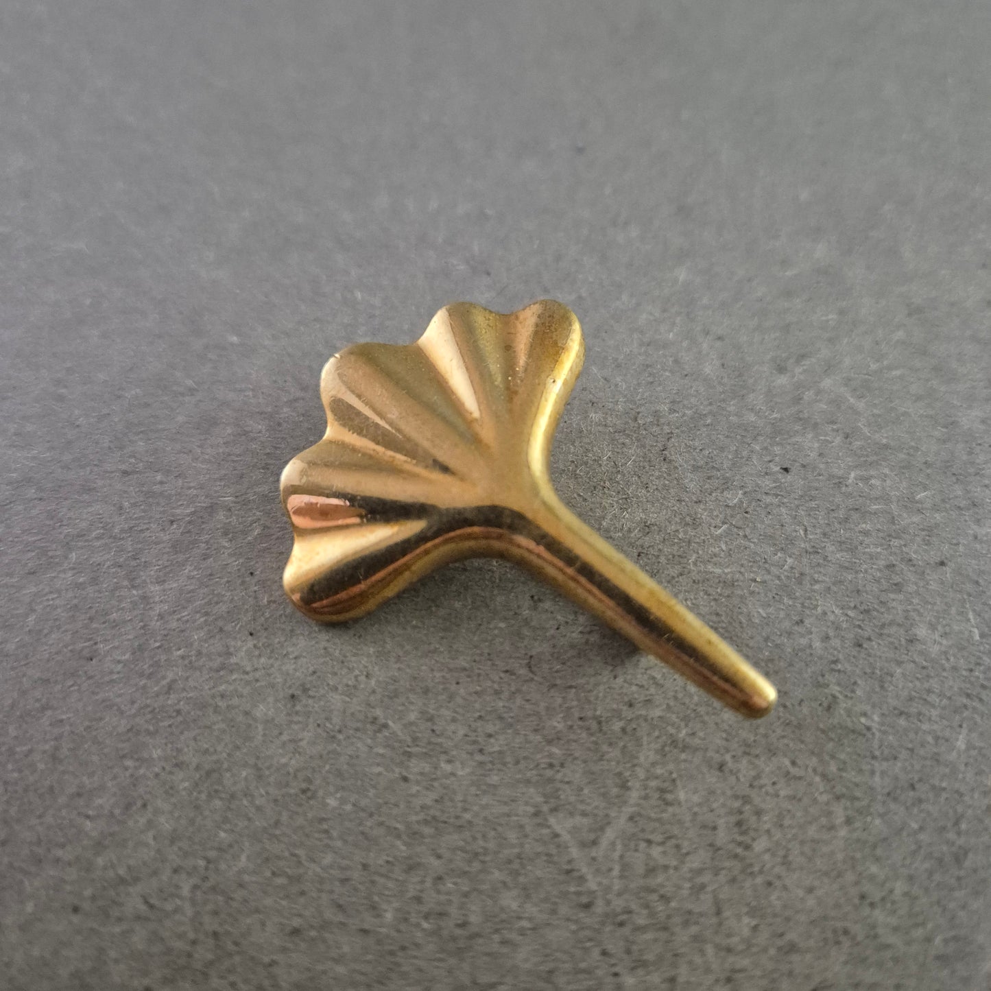 Vergoldete Ginkgo Brosche – Symbolischer Schmuck mit Naturmotiv
