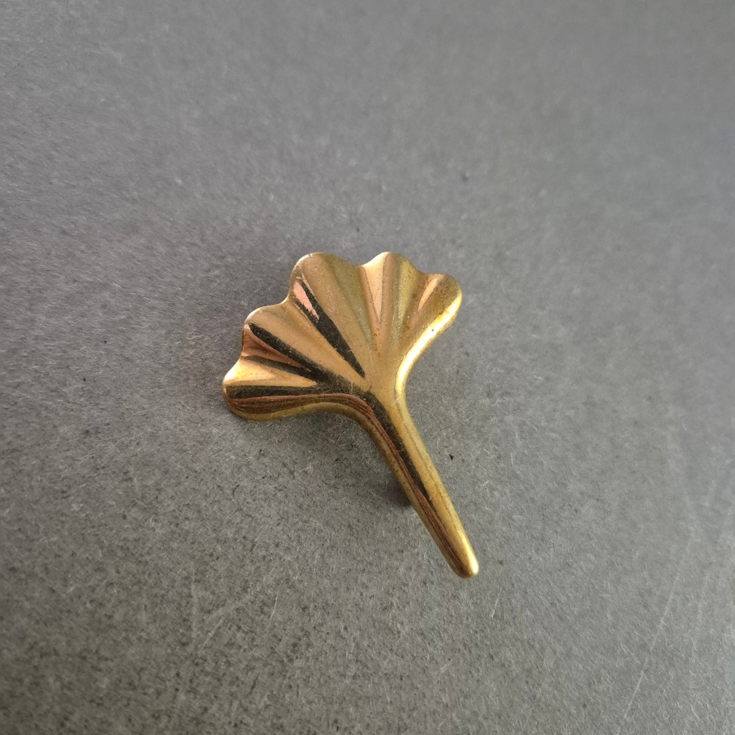 Vergoldete Ginkgo Brosche – Symbolischer Schmuck mit Naturmotiv