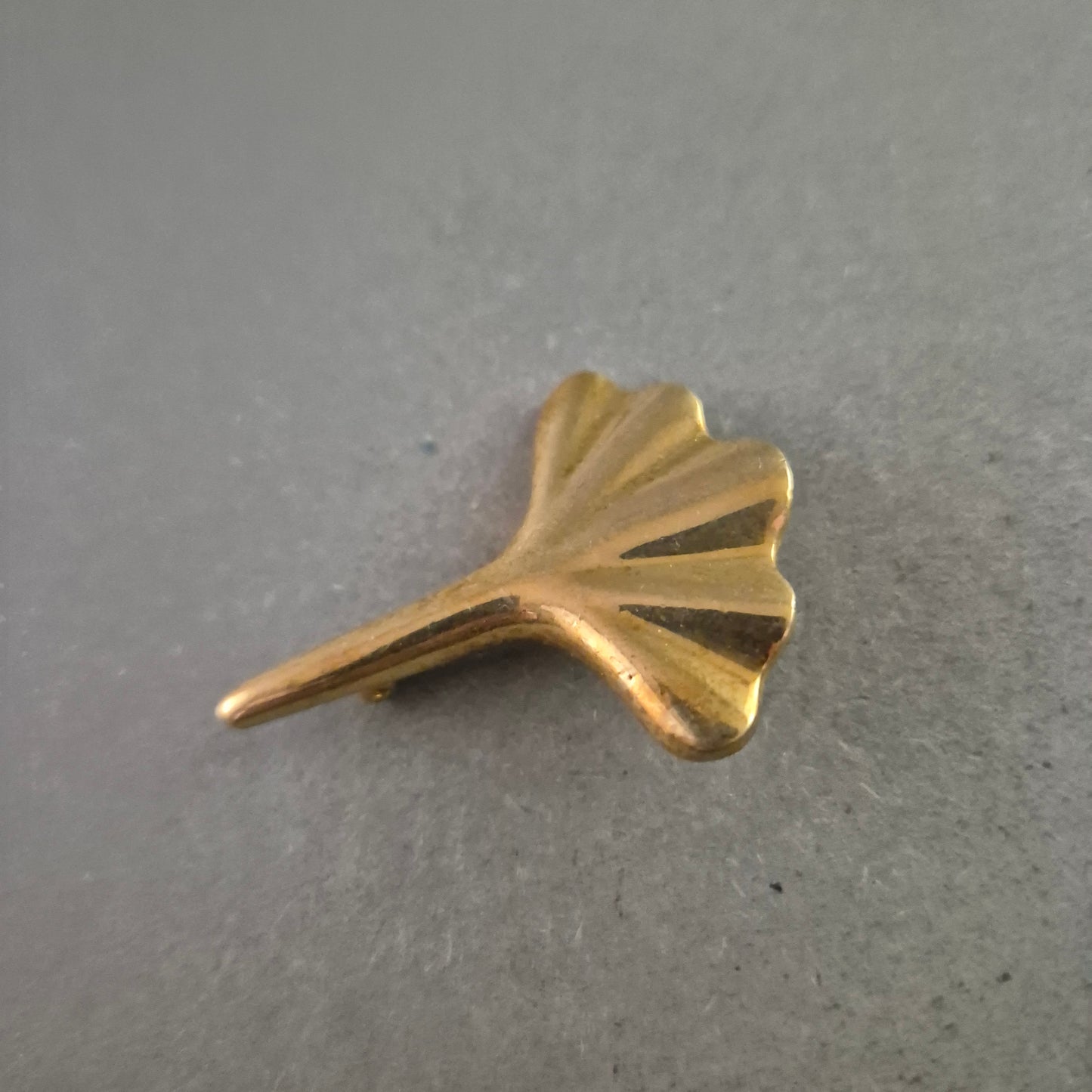 Vergoldete Ginkgo Brosche – Symbolischer Schmuck mit Naturmotiv