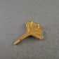 Vergoldete Ginkgo Brosche – Symbolischer Schmuck mit Naturmotiv