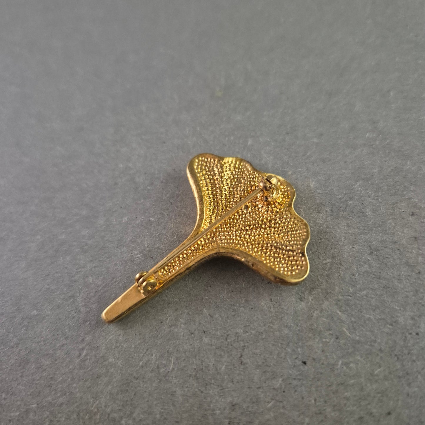 Vergoldete Ginkgo Brosche – Symbolischer Schmuck mit Naturmotiv