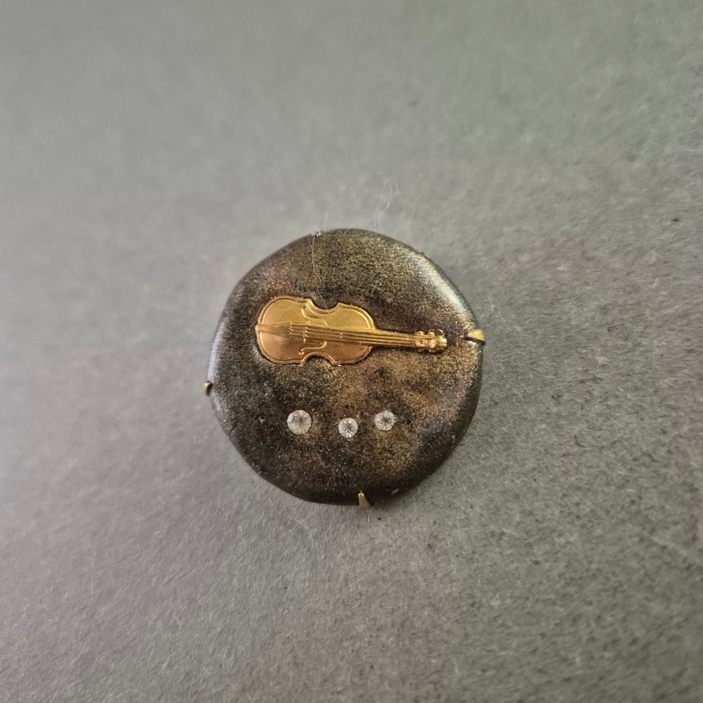 Musikalische Vintage Brosche mit Geige – Rundes Design mit Glitzersteinen