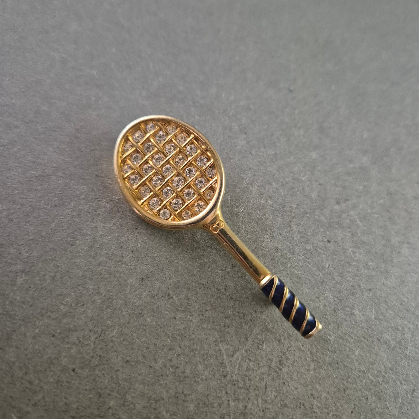 Vergoldete Tennisbrosche mit Strass – Sportlich und funkelnd