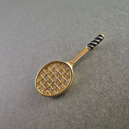 Vergoldete Tennisbrosche mit Strass – Sportlich und funkelnd