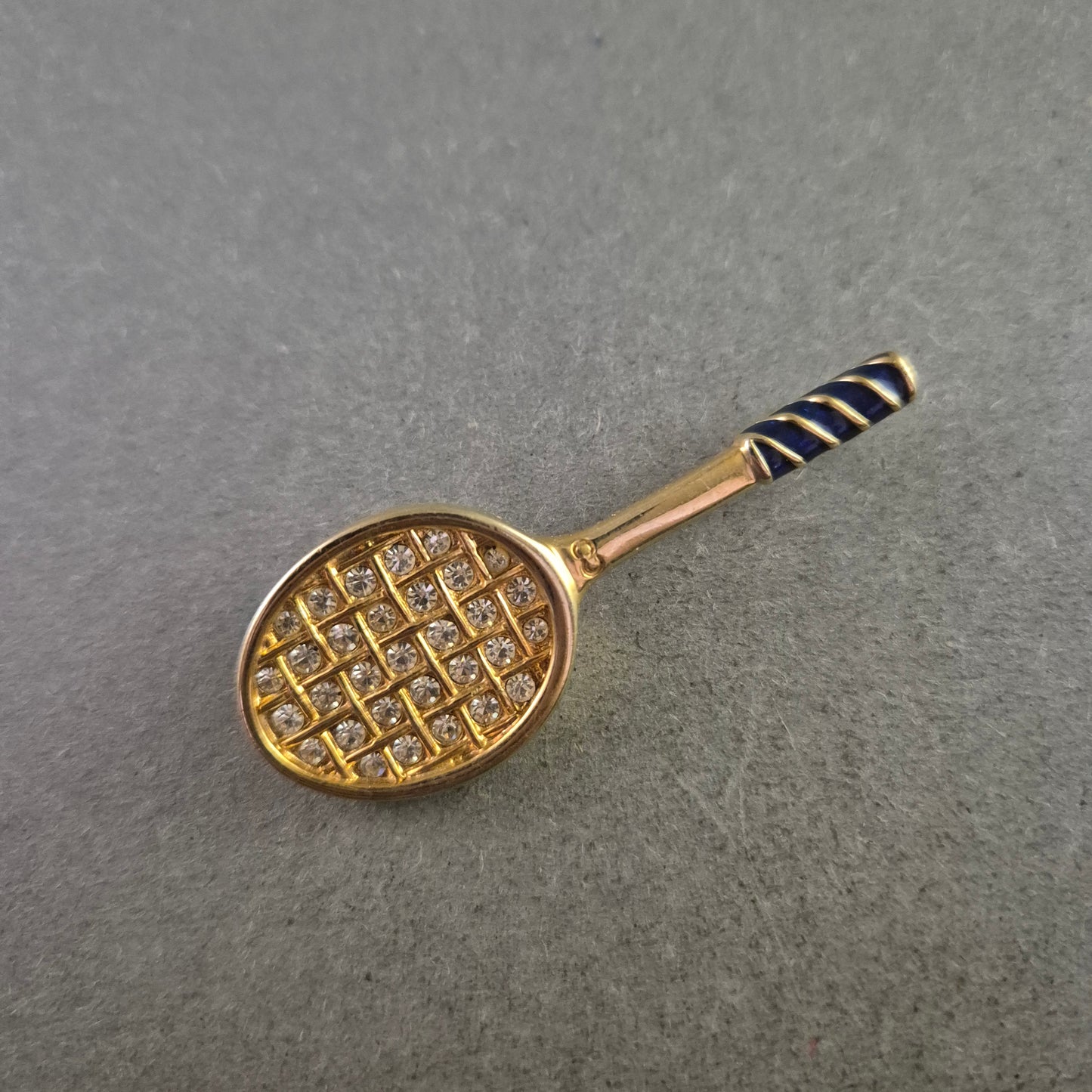 Vergoldete Tennisbrosche mit Strass – Sportlich und funkelnd