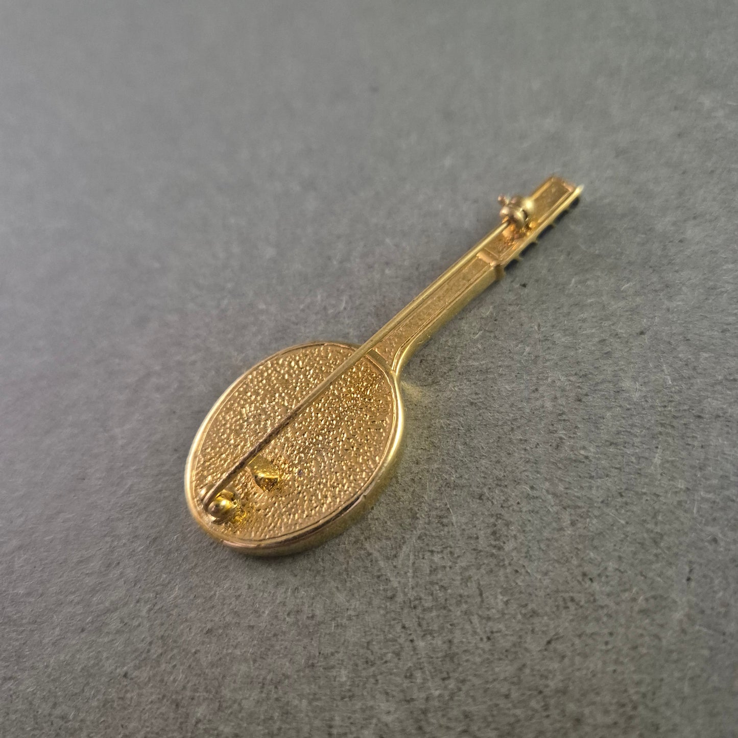 Vergoldete Tennisbrosche mit Strass – Sportlich und funkelnd