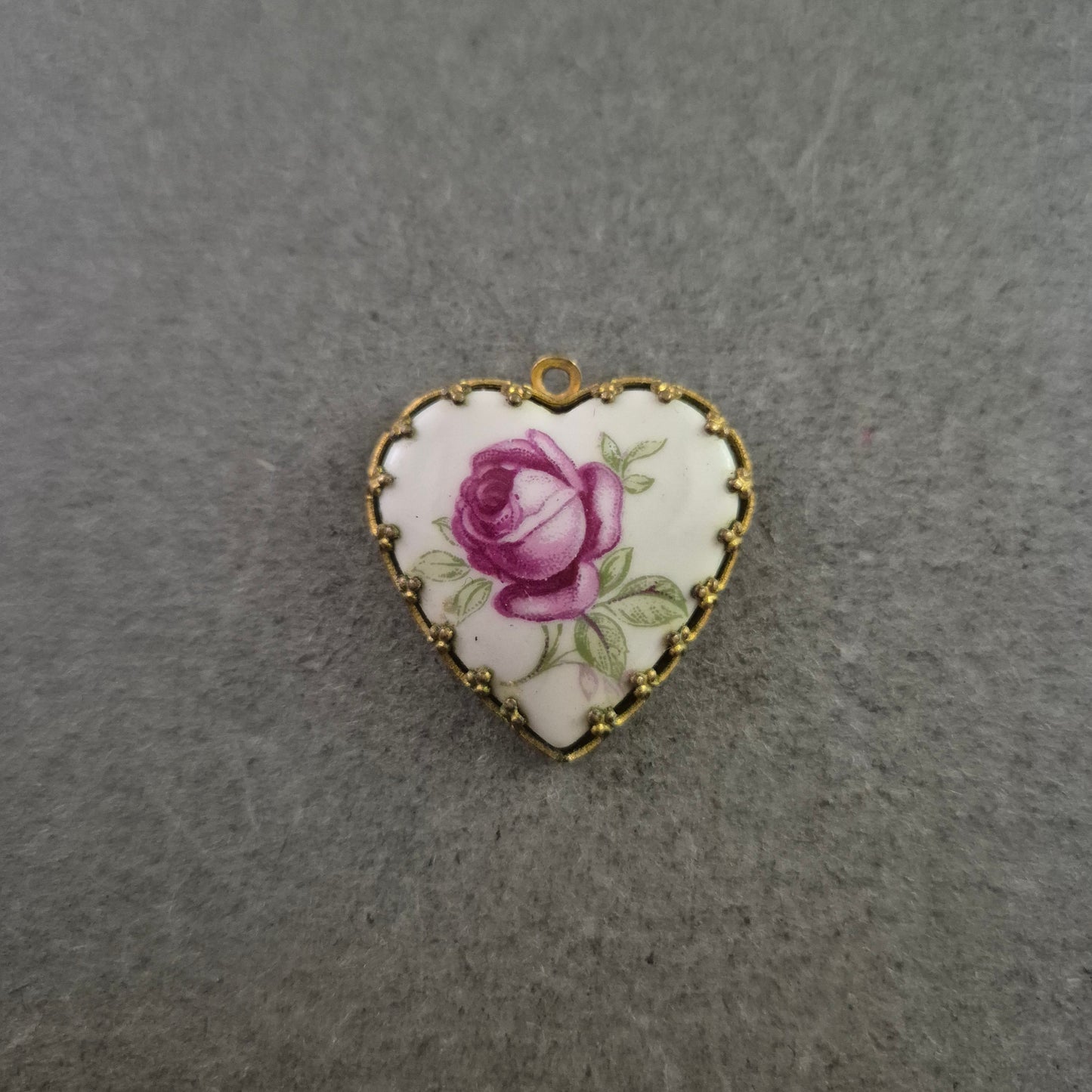 Herzförmiger Rosen Anhänger – Vintage Charme aus Porzellan & Messing