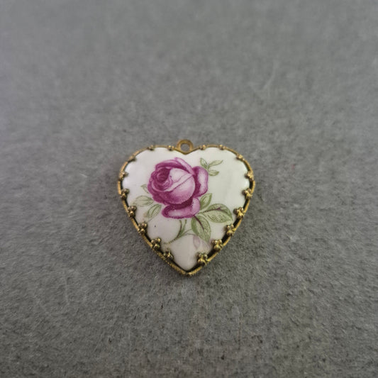 Herzförmiger Rosen Anhänger – Vintage Charme aus Porzellan & Messing