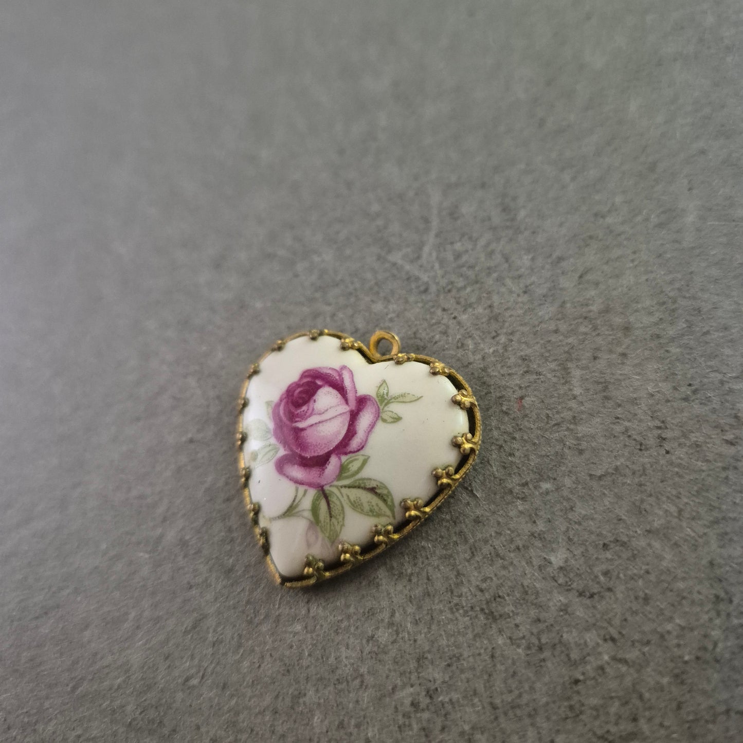 Herzförmiger Rosen Anhänger – Vintage Charme aus Porzellan & Messing