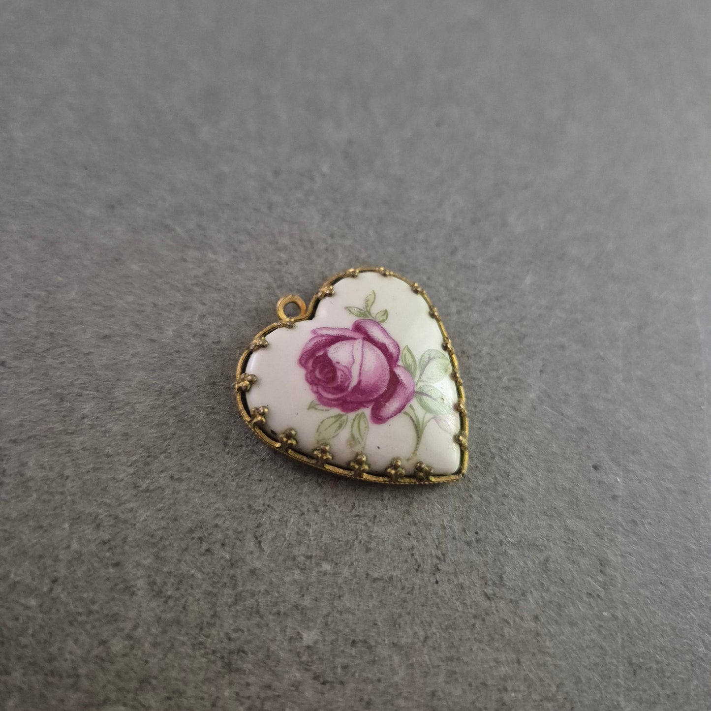 Herzförmiger Rosen Anhänger – Vintage Charme aus Porzellan & Messing