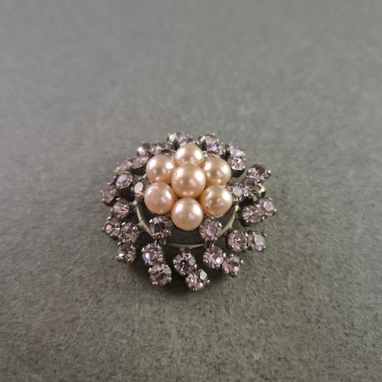 Elegante Strassbrosche mit Perlen – Blumenförmiges Vintage-Design