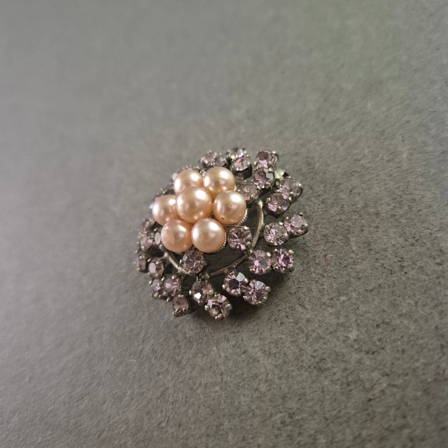 Elegante Strassbrosche mit Perlen – Blumenförmiges Vintage-Design