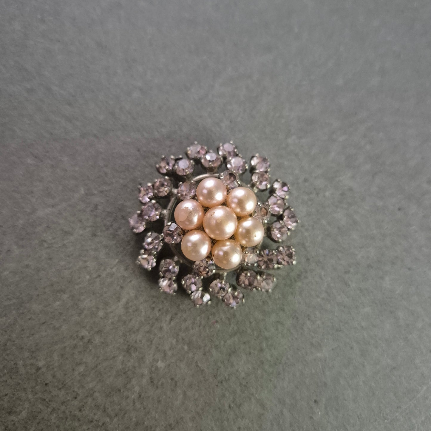 Elegante Strassbrosche mit Perlen – Blumenförmiges Vintage-Design