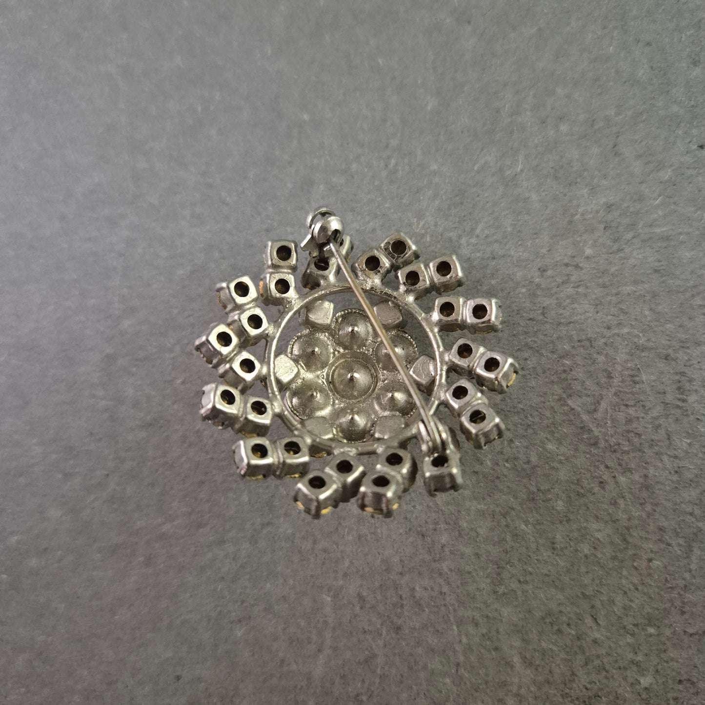 Elegante Strassbrosche mit Perlen – Blumenförmiges Vintage-Design