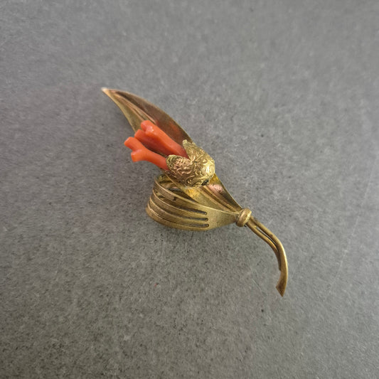 Vintage Brosche mit Korallenblüte – Florales Design in Goldoptik